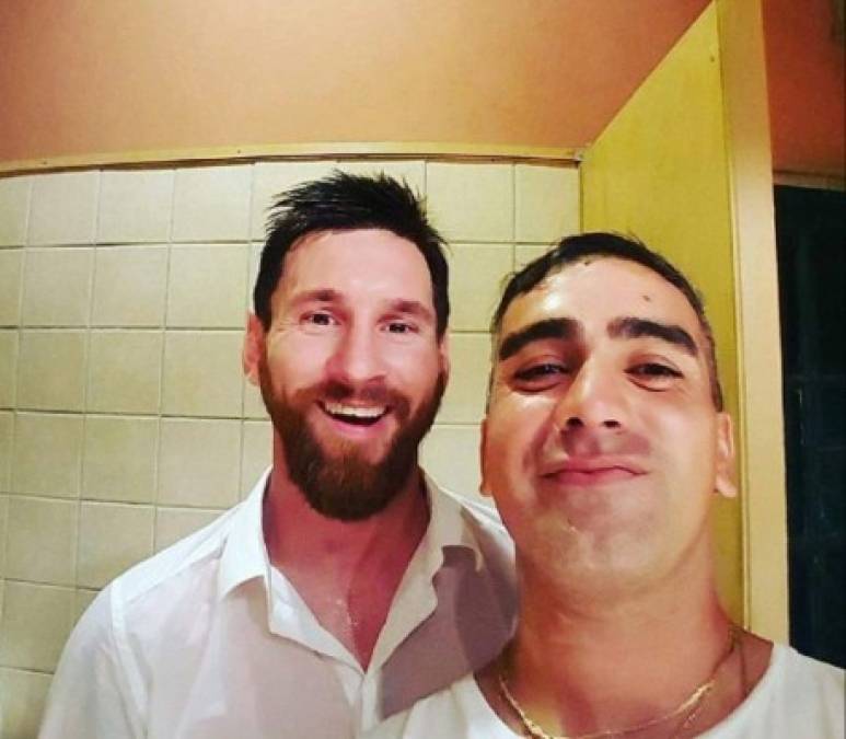 Así se divirtió Messi con amigos y seguidores en un bar de Argentina