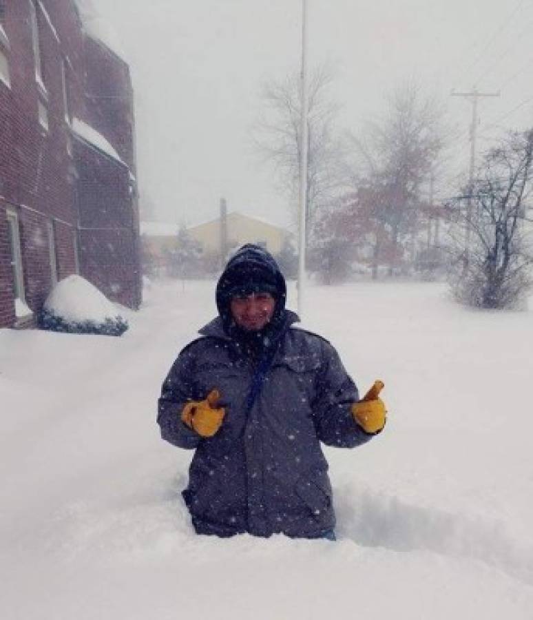 Hondureños disfrutan nevada en EE UU