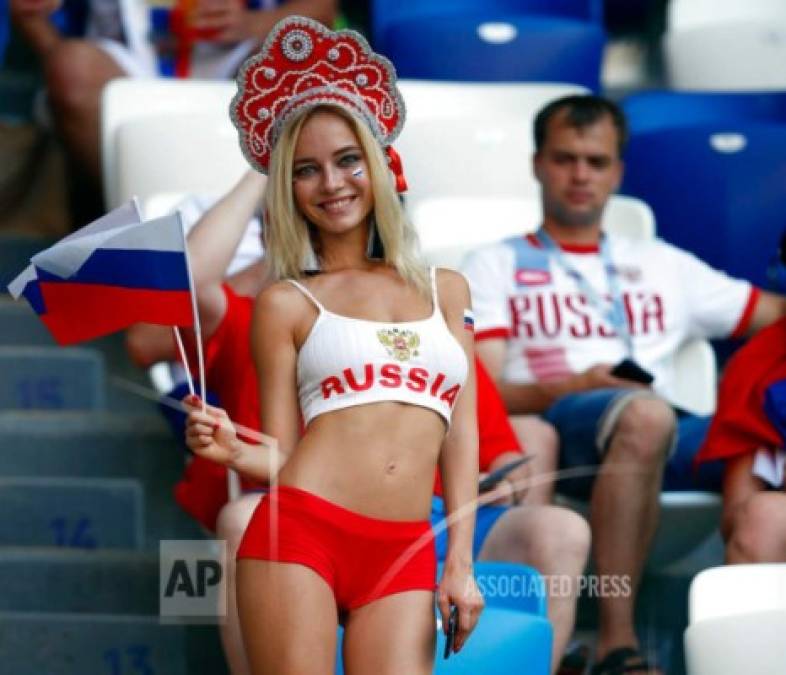 Hermosas mujeres engalanan el partido entre Uruguay contra Rusia