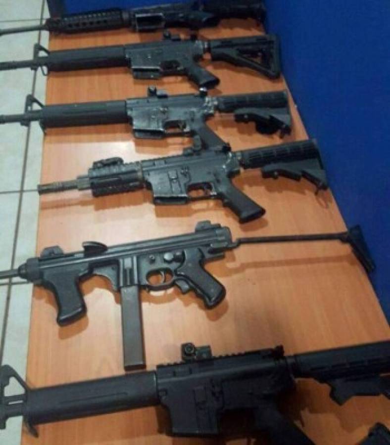 Caen presuntos delincuentes con armas, municiones y vestimenta policial   