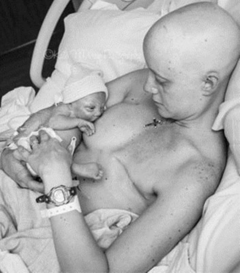 Emoción de una mujer al amamantar a su hijo tras un cáncer de mama