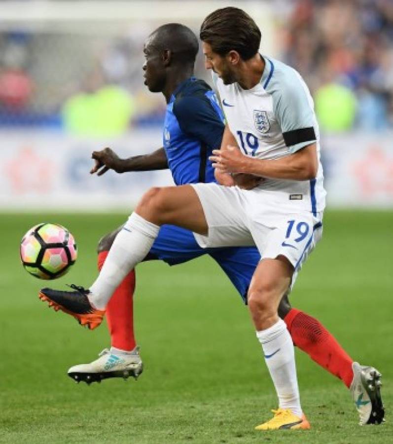 Francia gana a Inglaterra 3-2 en partido marcado por homenaje a víctimas