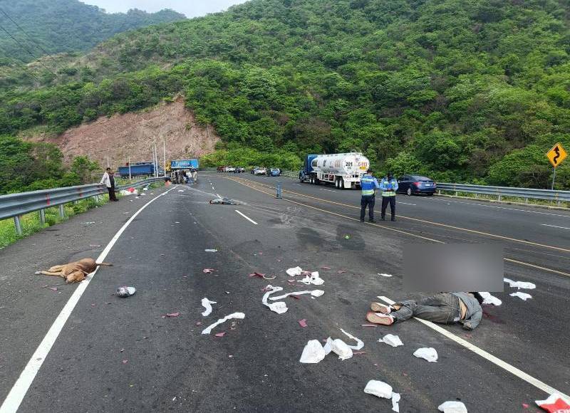 Las imágenes que dejó el accidente en el Canal Seco; hay 2 muertos