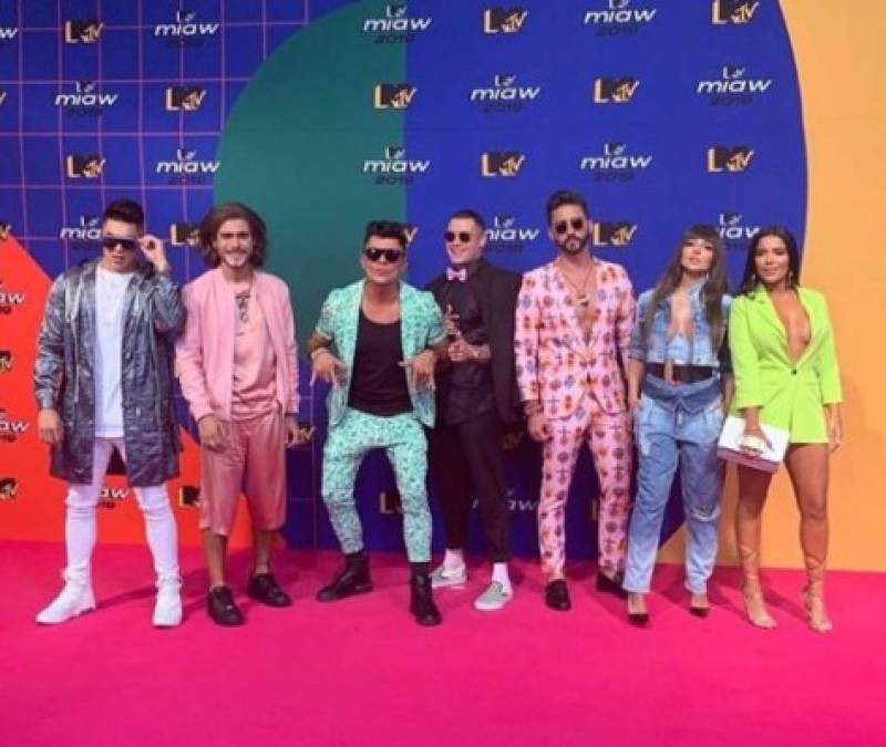 FOTOS: Famosos deslumbraron en la alfombra rosa de los Premios MTV Miaw 2019