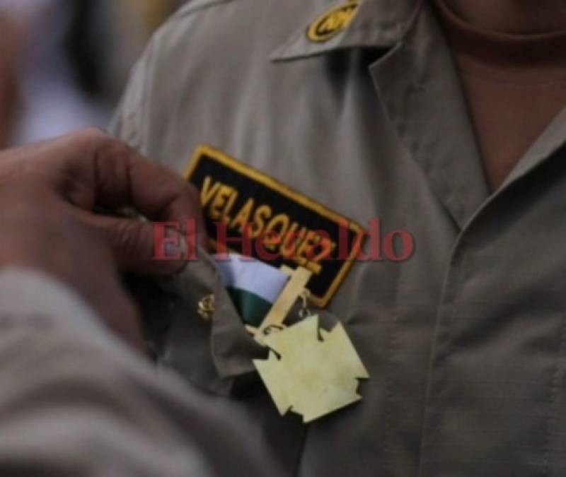 Así fue condecorado el bombero Ever Velásquez, sobreviviente del incendio en La Montañita