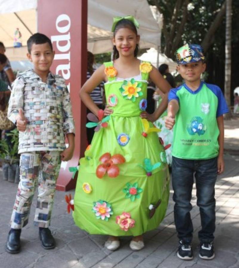 Escolares imponen moda responsable con el ambiente en feria del reciclaje