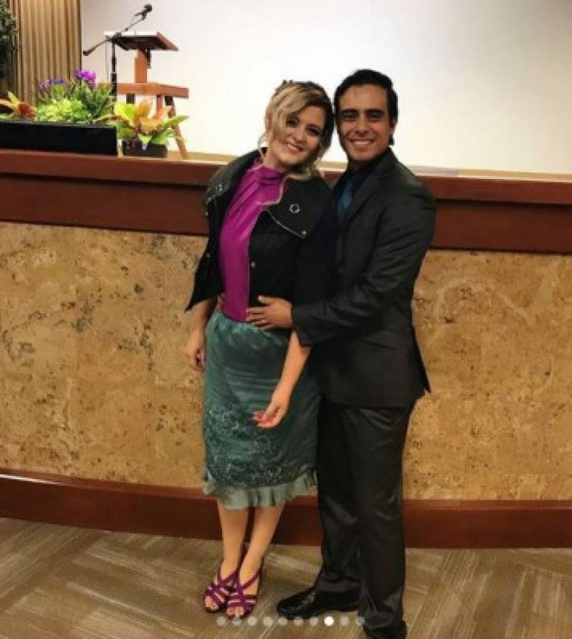 Lozz junto a su esposo en la iglesia. Foto cortesía Instagram @allissonlozz