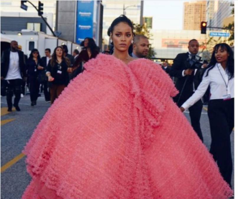 FOTOS: Los vestidos más sensuales, polémicos y criticados de Rihanna