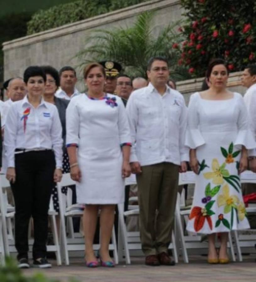 El vestido de la primera dama Ana García de Hernández durante los desfiles patrios 2018