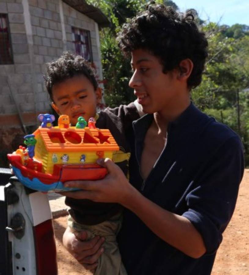 Dibujamos enormes sonrisas en los rostros infantiles en Los Pinos de Tegucigalpa