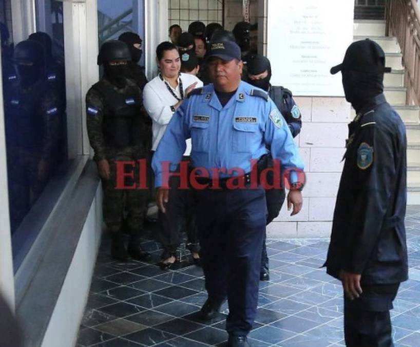 Sonriente llegó Rosa Elena Bonilla de Lobo a la audiencia inicial