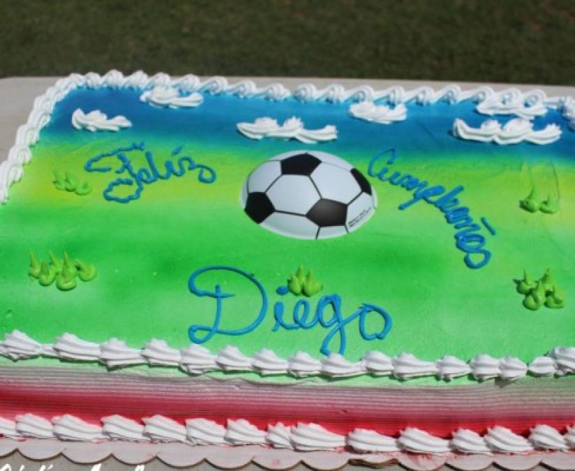 Jugadores y cuerpo técnico sorprenden a Diego Vazquez en su cumpleaños 50