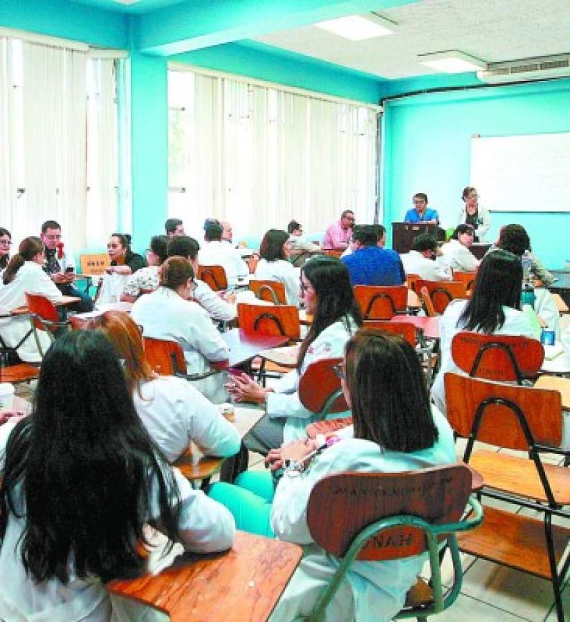 Estudiantes en servicio social exigen su salario