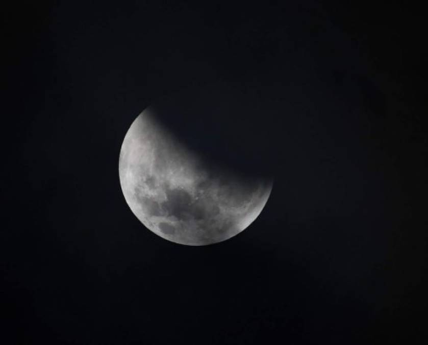 Así se ve el eclipse lunar más largo del siglo, alrededor del mundo (Fotos)