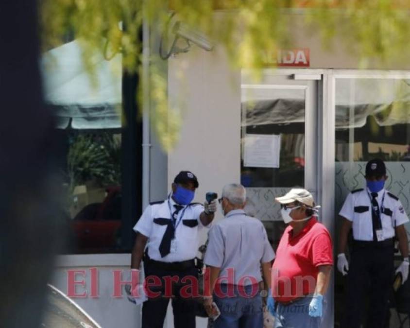 FOTOS: Bajo inclemente sol, hondureños hacen largas filas en bancos  