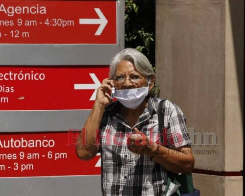 FOTOS: Bajo inclemente sol, hondureños hacen largas filas en bancos  