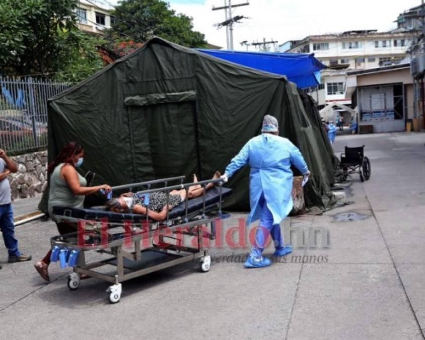 FOTOS: Dramático traslado de una paciente sospechosa de covid-19 en el HE