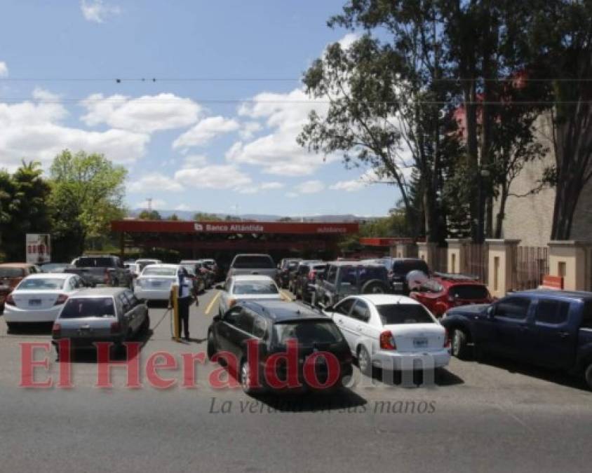 FOTOS: Bajo inclemente sol, hondureños hacen largas filas en bancos  