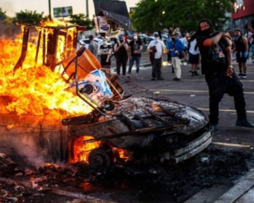 Las imágenes más estremecedoras de la ira y el caos en protestas de EEUU
