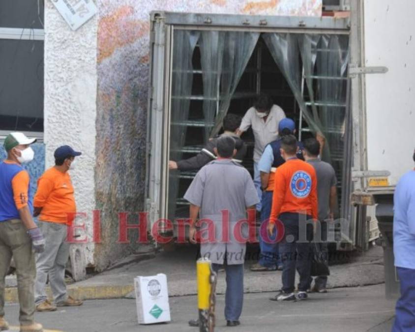 Morgue desbordada y filas de dolientes esperando cadáveres: la realidad de la pandemia en Honduras