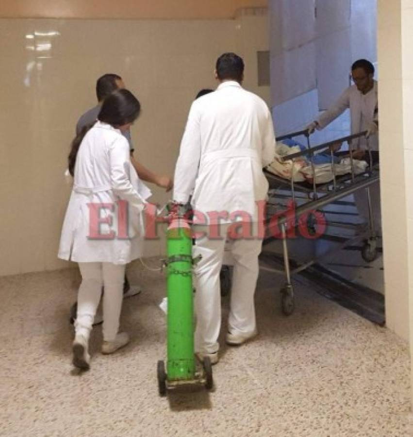 Momento en que el estudiante de 12 años es atendido en el Hospital Escuela Universitario.