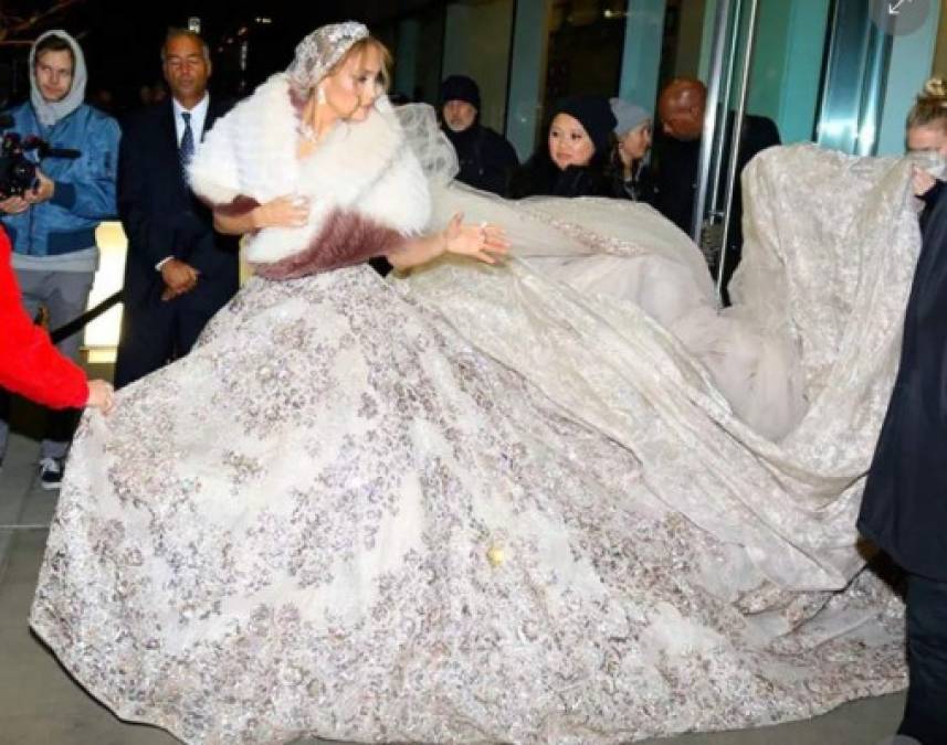 Los glamorosos vestidos de novia que ha usado Jennifer López (FOTOS)