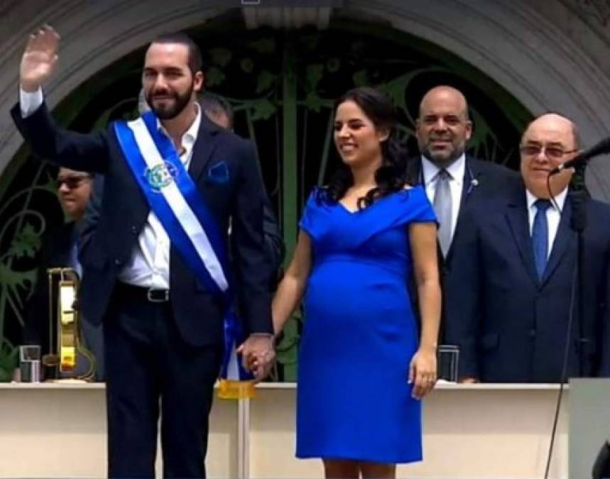 De azul y mostrando su avanzado embarazo, así llegó Gabriela Rodríguez a la investidura de Nayib Bukele