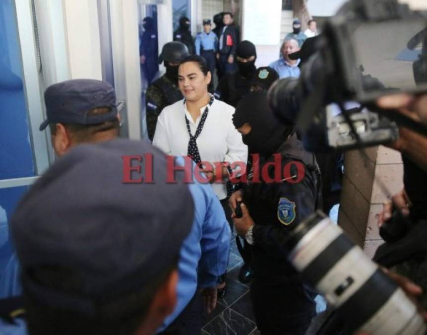 Sonriente llegó Rosa Elena Bonilla de Lobo a la audiencia inicial