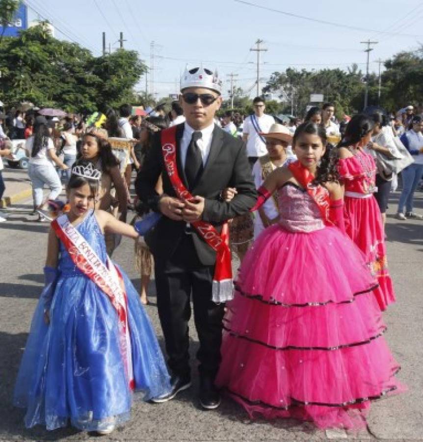 Escolares dan un colorido y fervoroso saludo a la Patria