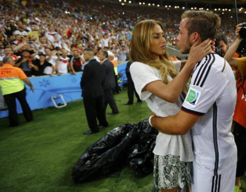 Fotos: Los besos más apasionados de los futbolistas y sus parejas