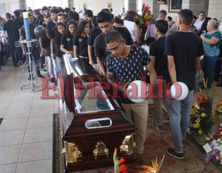 FOTOS: Dramática despedida al profesor Mario Morazán, asesinado en el Instituto Técnico Honduras