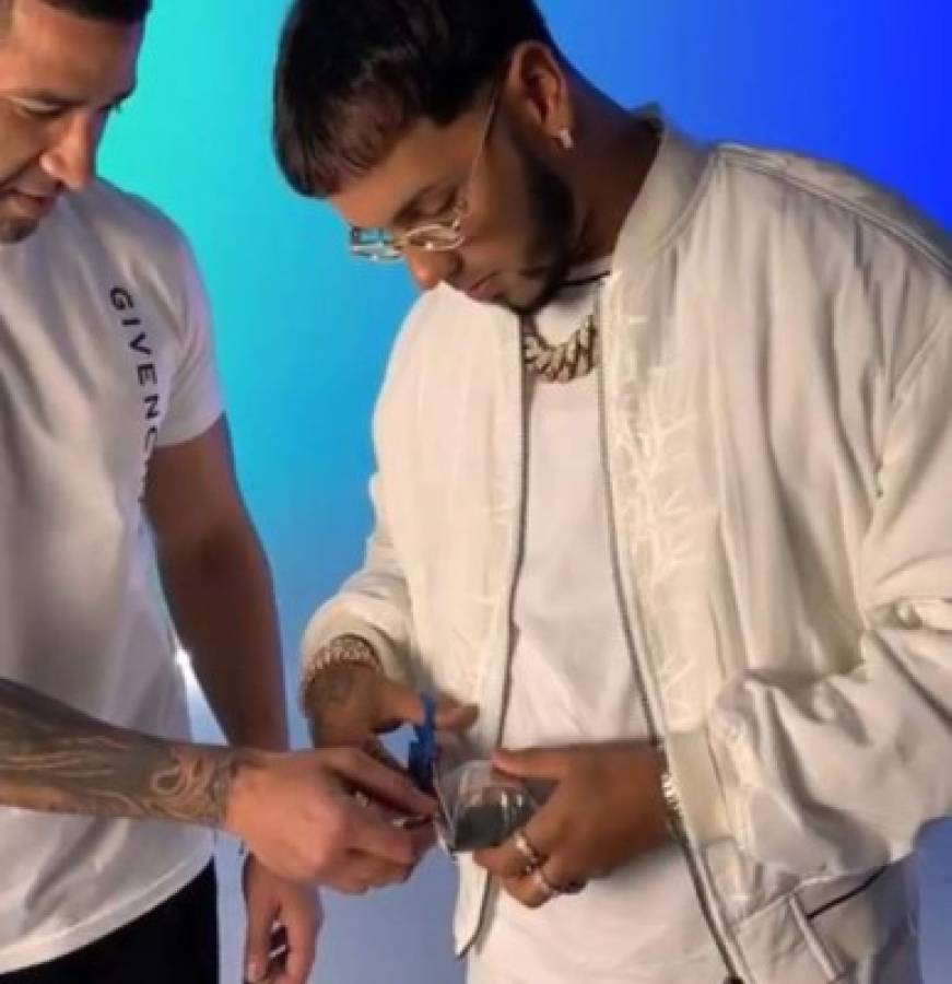 Momento en que Anuel AA desempacó el reloj nuevo y exclusivo.