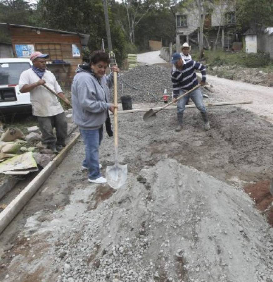 La 'Alcaldesa” pavimenta 100 metros de calle en aldea Villa Nueva