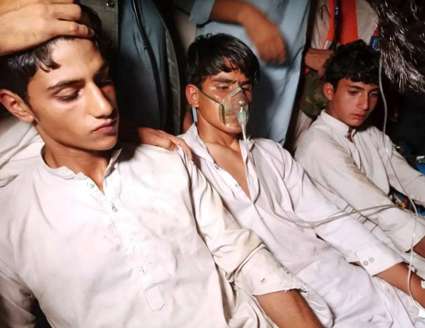 Atrapados en un teleférico y pendiendo de un hilo: el difícil rescate de ocho jóvenes en Pakistán