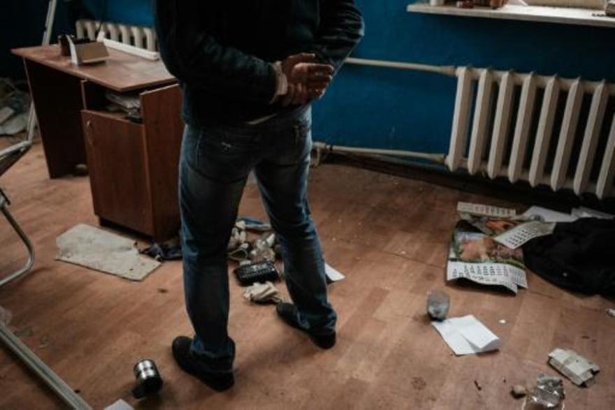 Un hombre que afirma haber sido torturado por milicias prorrusas durante la ocupación de la región de Járkov habla en una oficina de la estación de tren donde presuntamente le maltrataron, el 20 de septiembre de 2022 en Kozacha Lopan, al este de Ucrania
