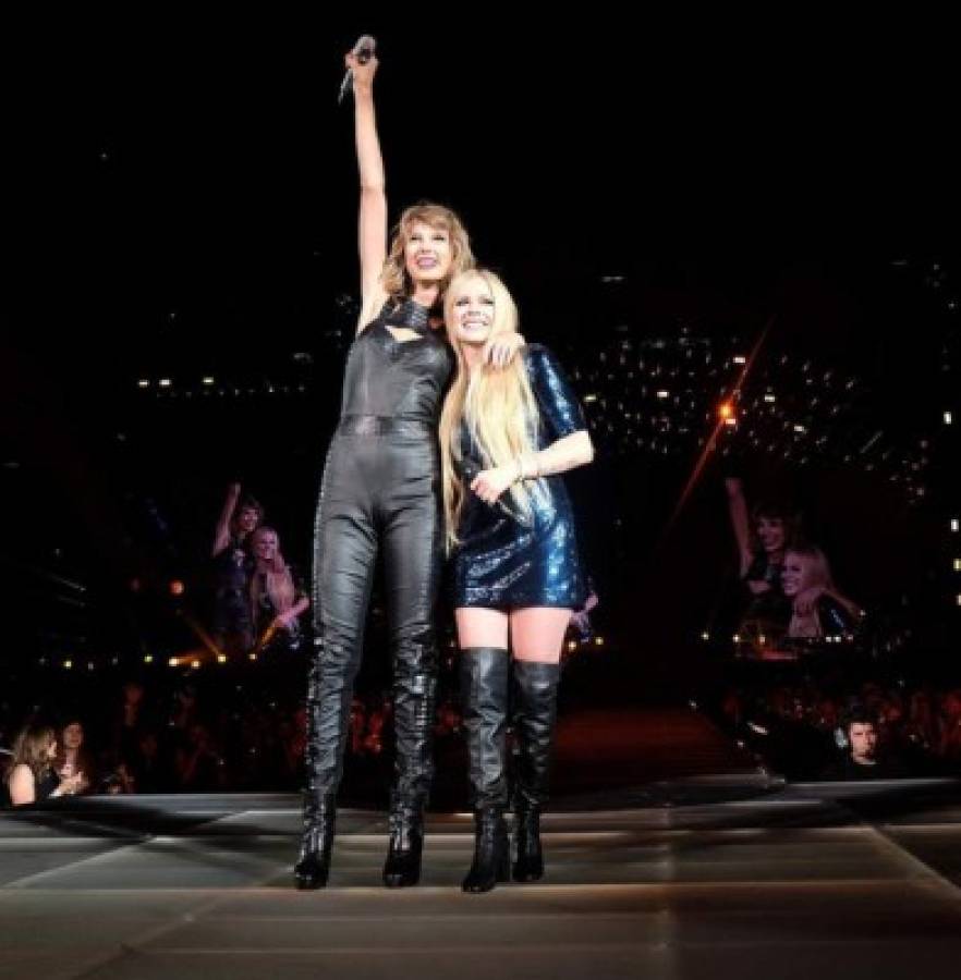 Taylor Swift y Avril Lavigne cantan juntas