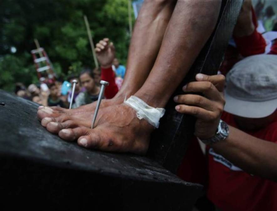 Clavados de pies y manos: El dolor real en los vía crucis más extremos del mundo
