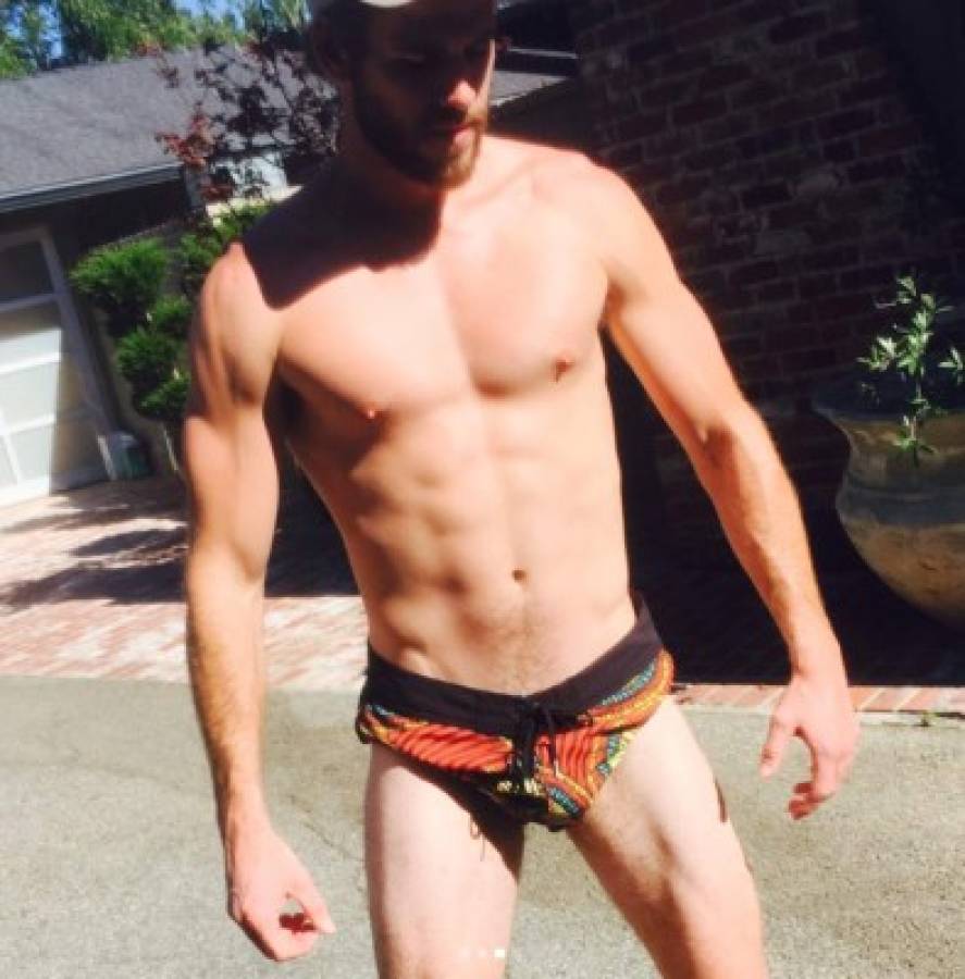 El actor Liam Hemsworth enloquece Instagram con atrevida fotografía