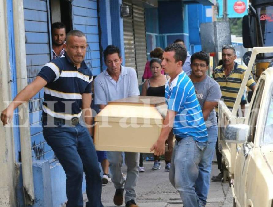 Las tristes escenas que dejó el último adiós a madre y sus dos hijos asesinados en la colonia Brasilia de Comayagüela