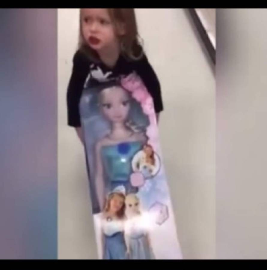 Una niña intenta 'robar' muñeca de Frozen