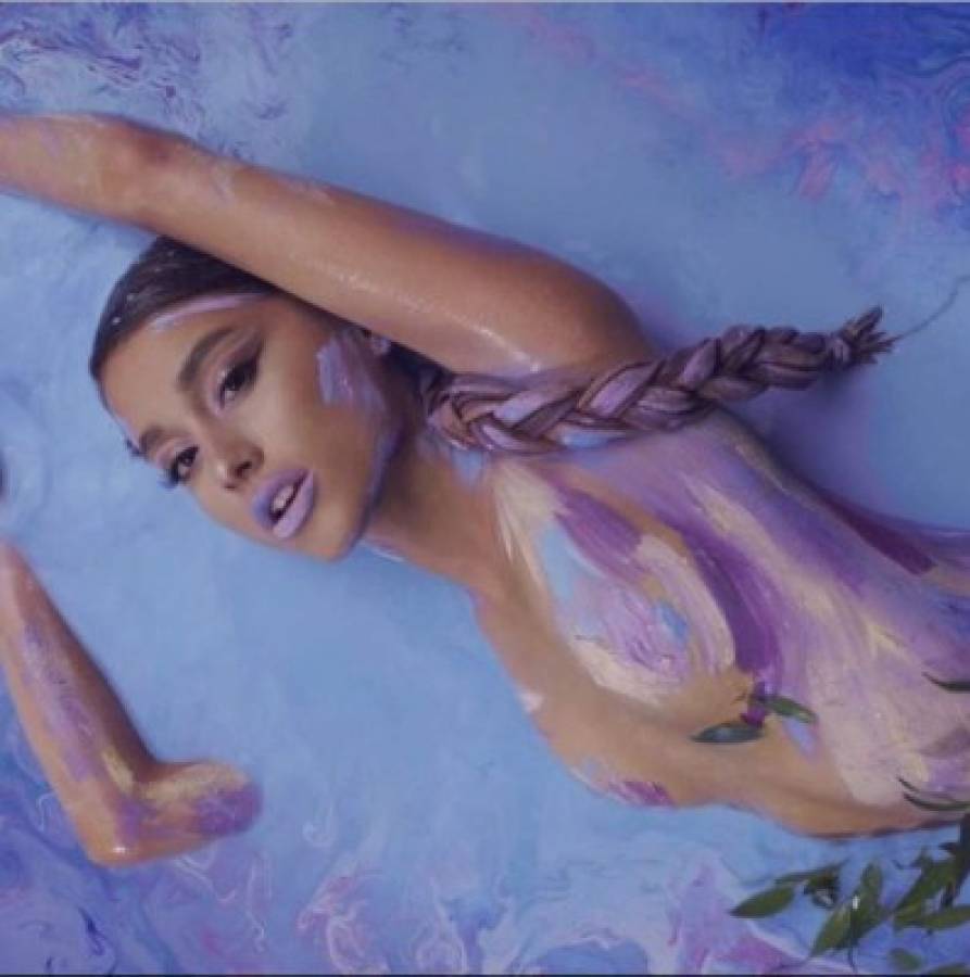 Ariana Grande posa sin nada de ropa para promocionar la canción 'God is a woman'