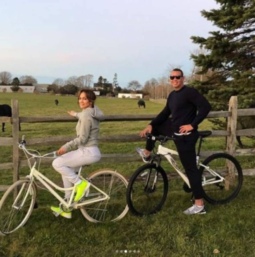 ¿Así o más enamorados? La pareja dando un paseo en bicicleta.