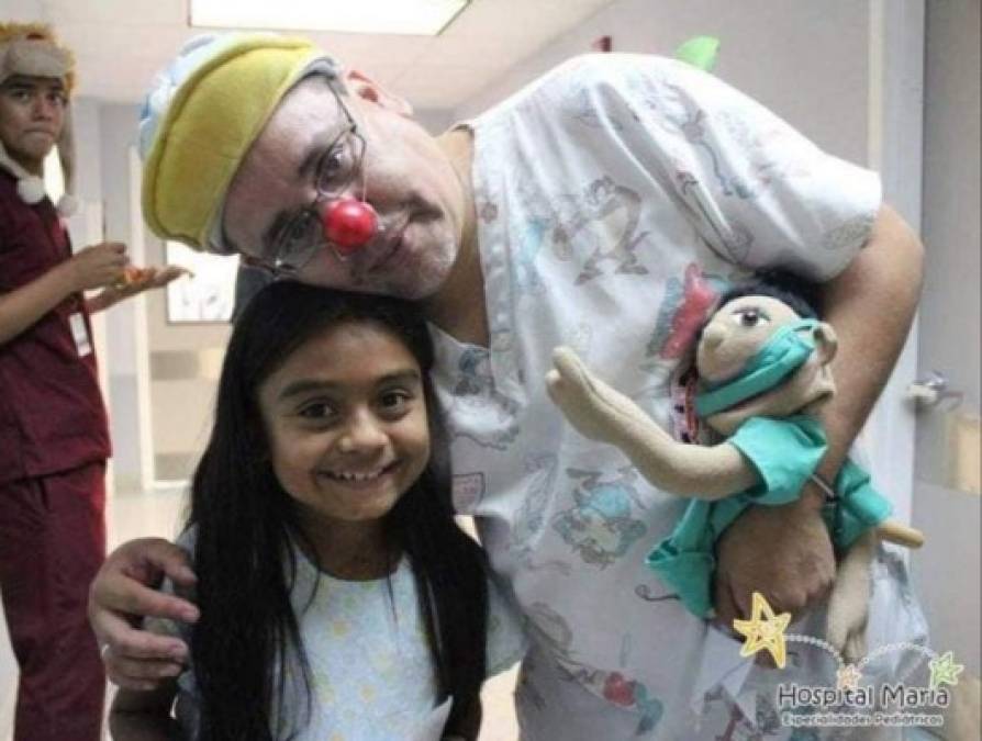 Así era 'Patch Adams' Bustillo, el doctor que conquistó el corazón de los niños hondureños