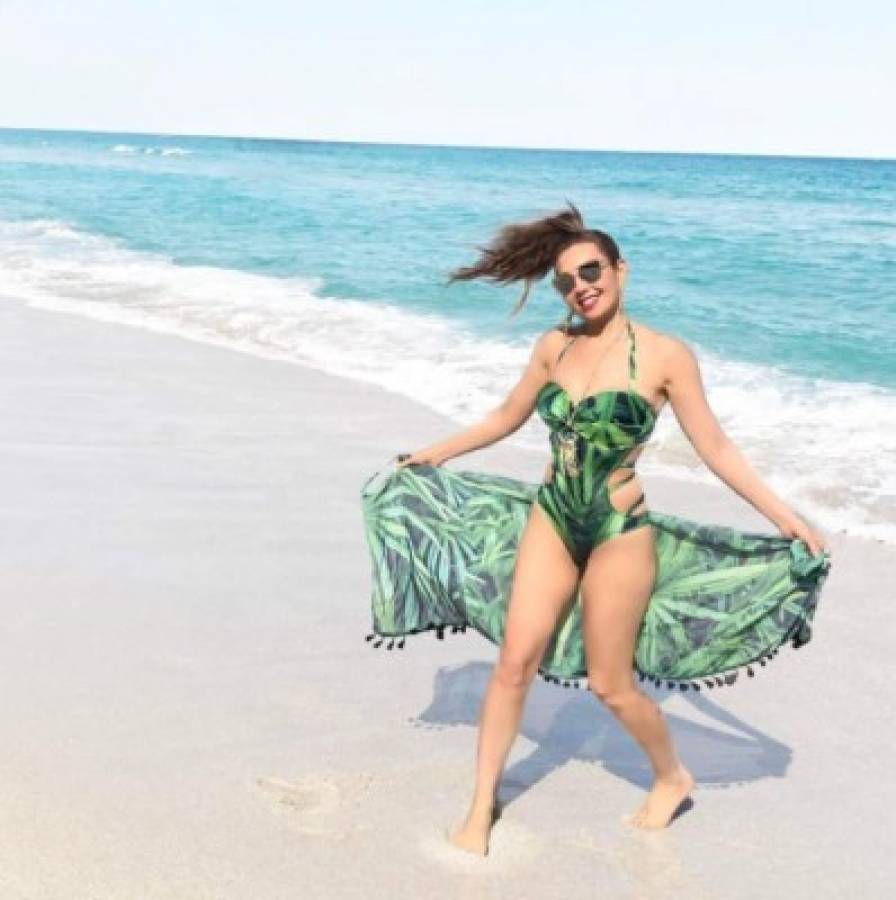 Thalía publica fotografía en sexy traje de baño y las redes enloquecen