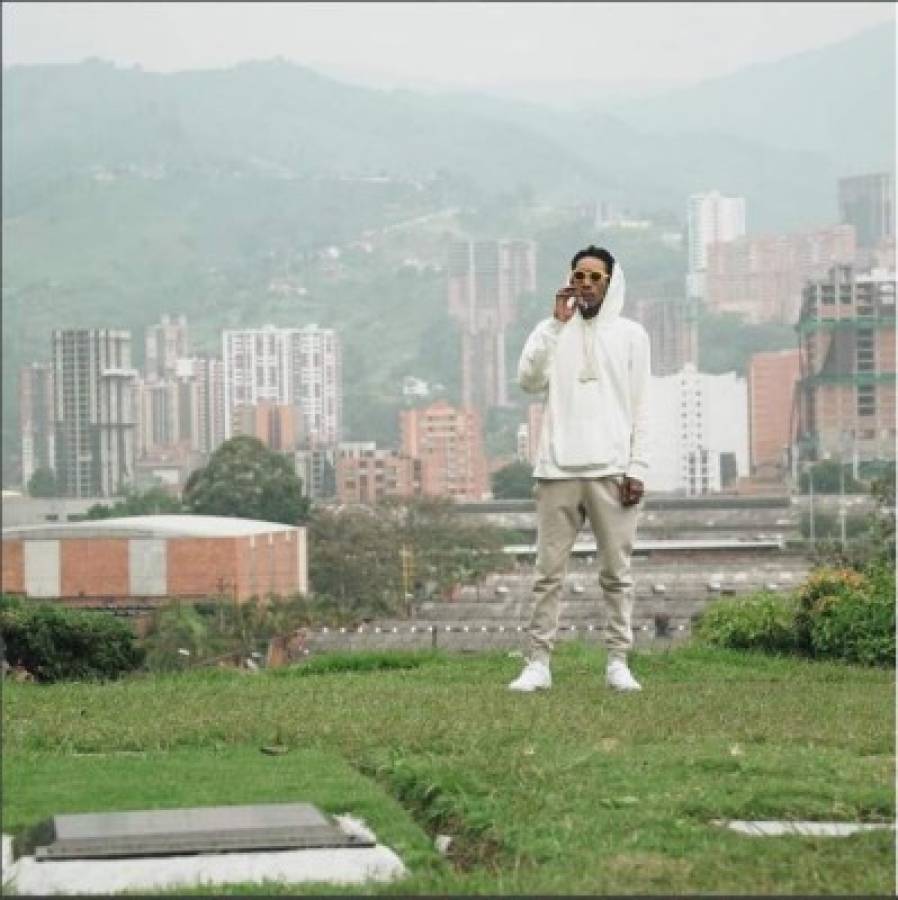 Rapero Wiz Khalifa lleva flores a la tumba de narcotraficante Pablo Escobar