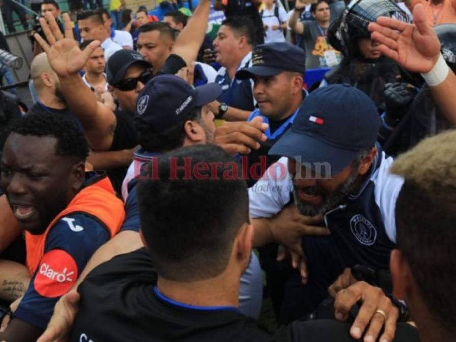 FOTOS: Golpes, empujones y gritos, así fue el altercado de Diego Vazquez en la cancha del Nacional
