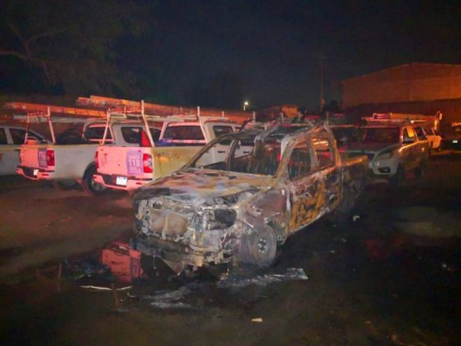 FOTOS: Así quedaron vehículos de empresa contratada por EEH tras voraz incendio