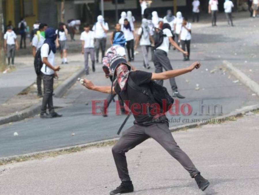 FOTOS: El enfrentamiento entre policías y estudiantes del Central en imágenes