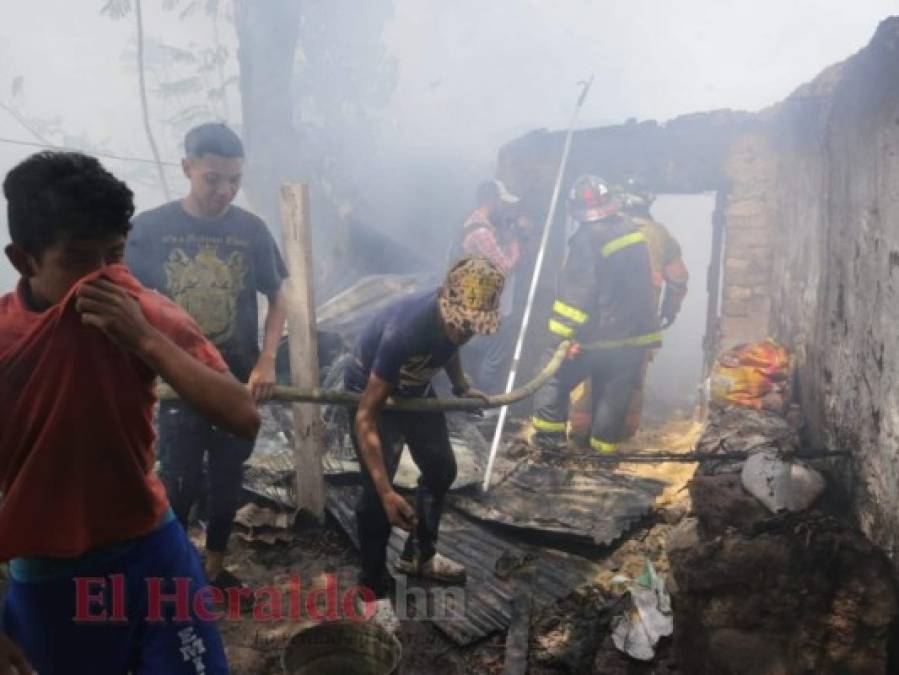 Las tristes imágenes del voraz incendio en cuatro casas de la colonia Villa Nueva en la capital