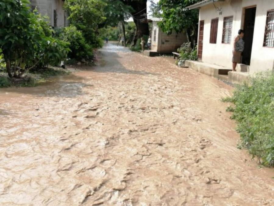 FOTOS: Casas y calles inundadas dejan fuertes lluvias en el país